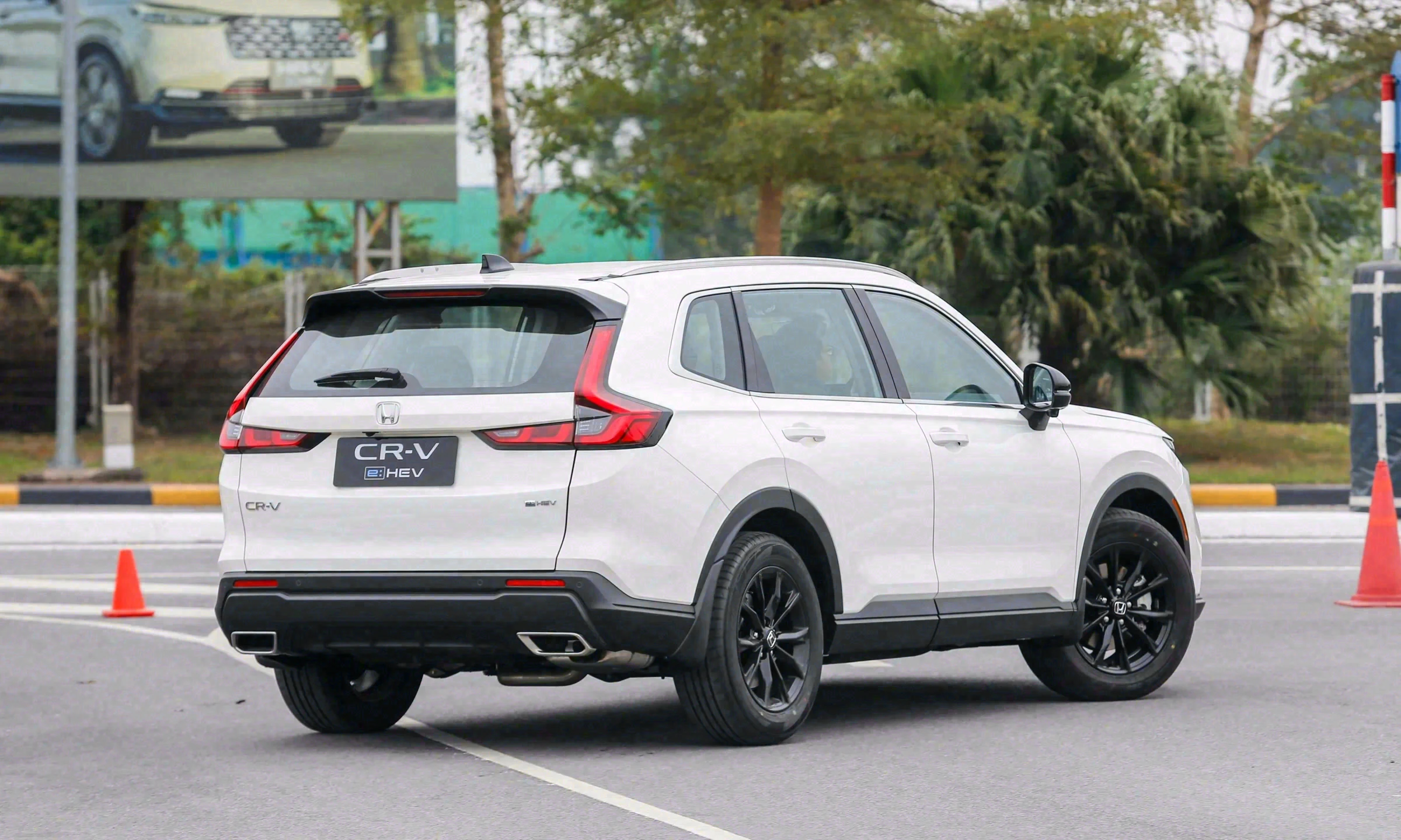 Giá xe Honda CR-V mới nhất 2026: bảng giá niêm yết, giá lăn bánh và thông số chi tiết