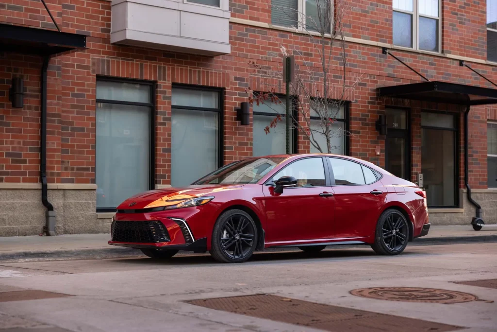 Giá xe Toyota Camry 2026: Bảng giá niêm yết, lăn bánh và thông số mới nhất