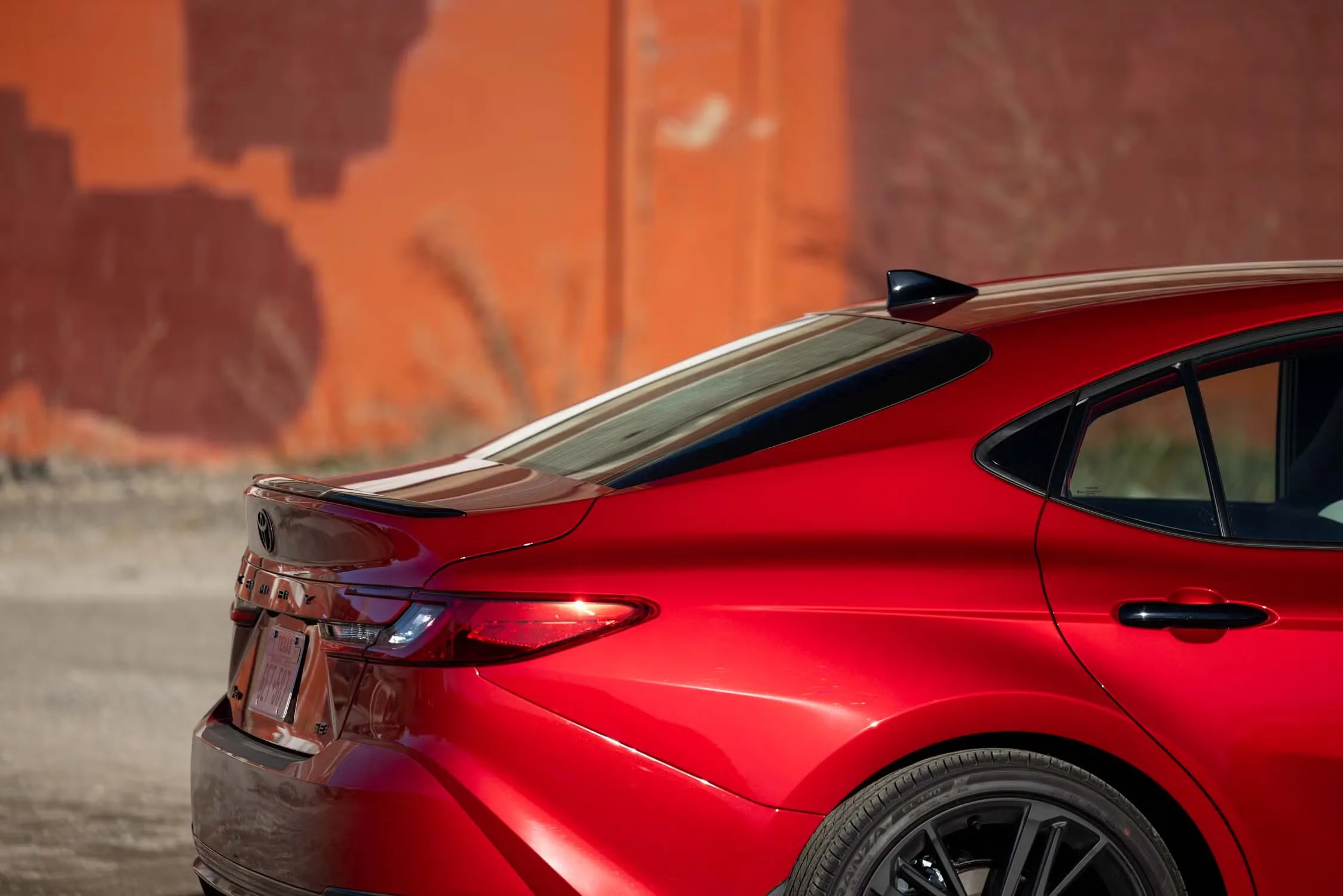 Giá xe Toyota Camry 2026: Bảng giá niêm yết, lăn bánh và thông số mới nhất