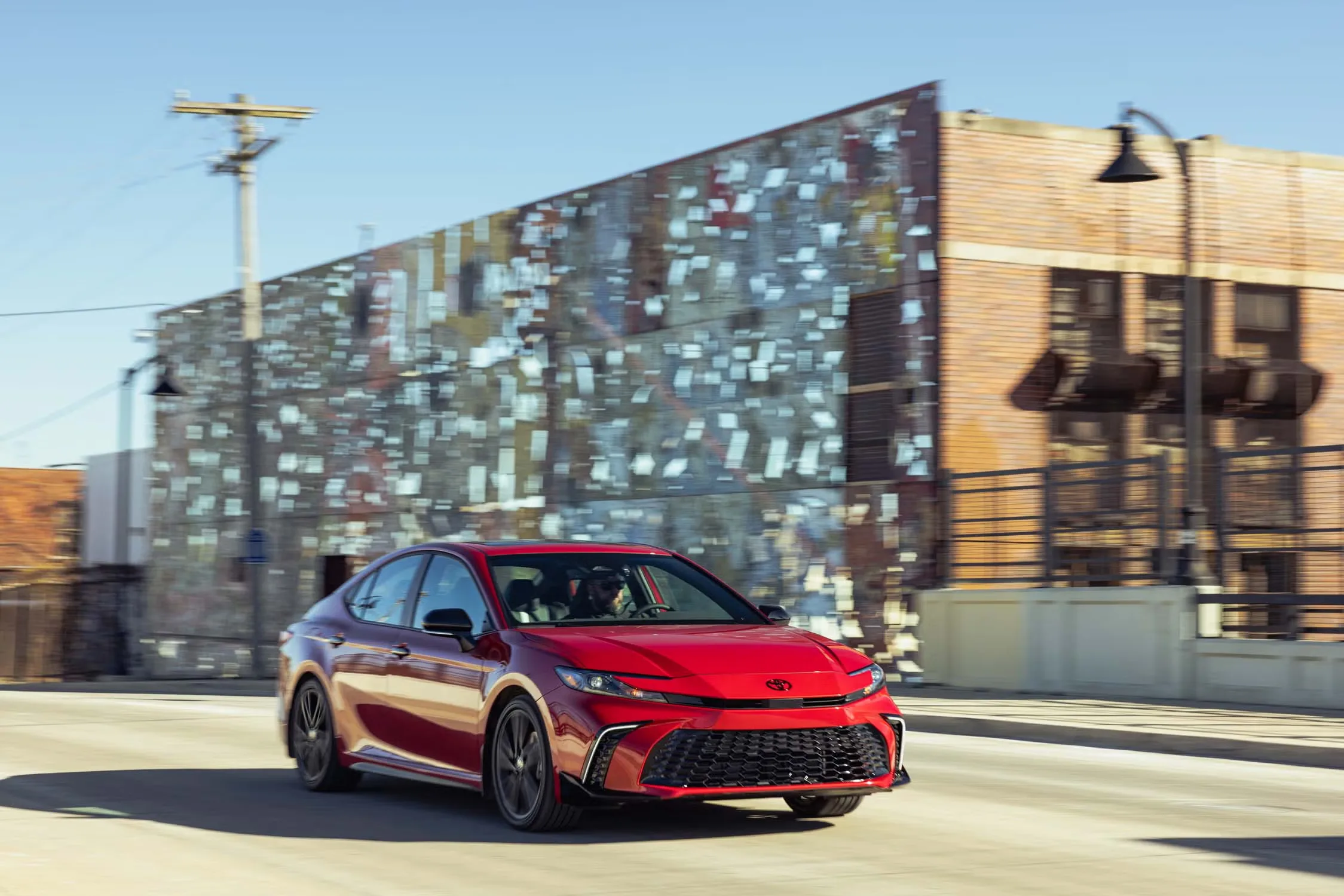 Giá xe Toyota Camry 2026: Bảng giá niêm yết, lăn bánh và thông số mới nhất