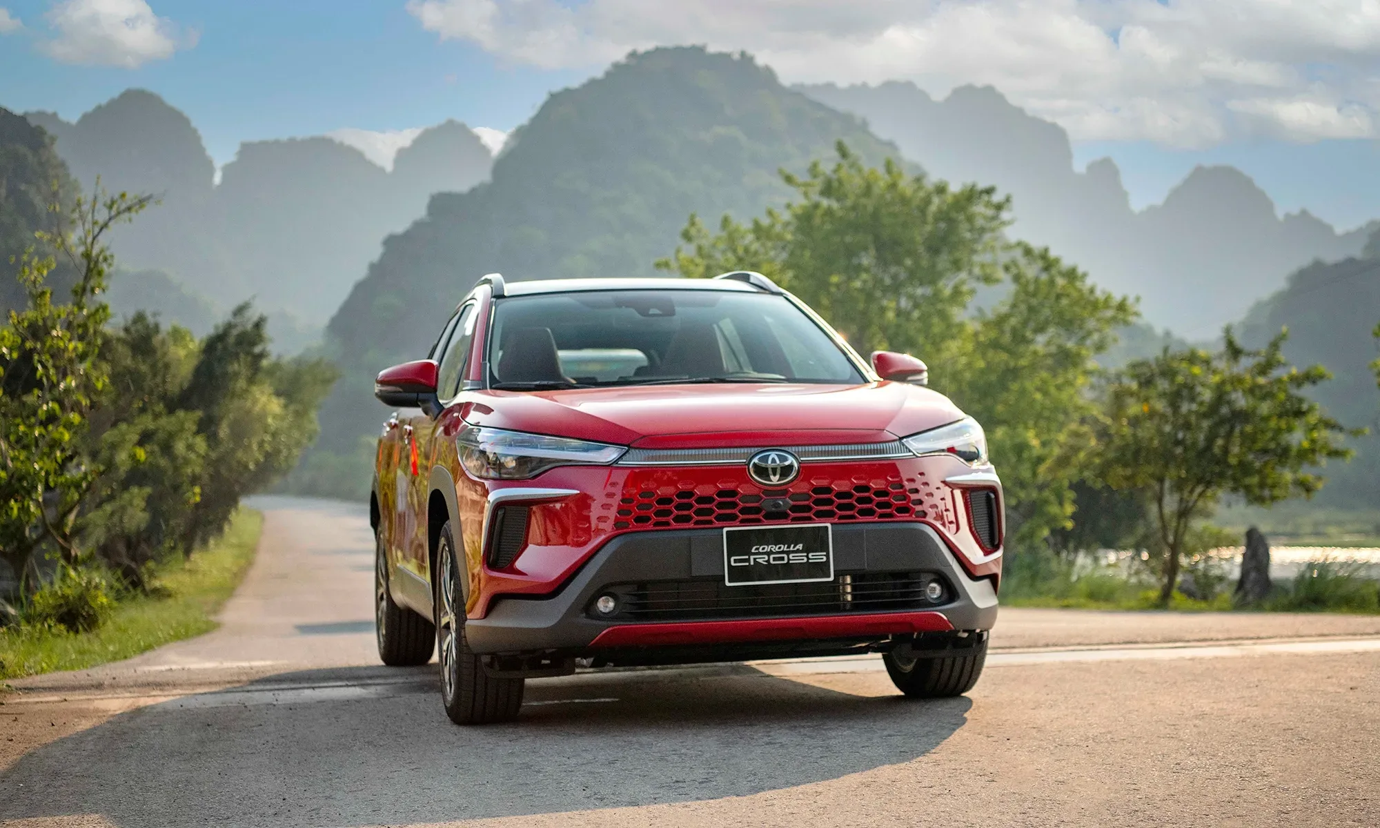 Giá xe Toyota Corolla Cross 2026: Bảng giá niêm yết, lăn bánh và thông số mới nhất
