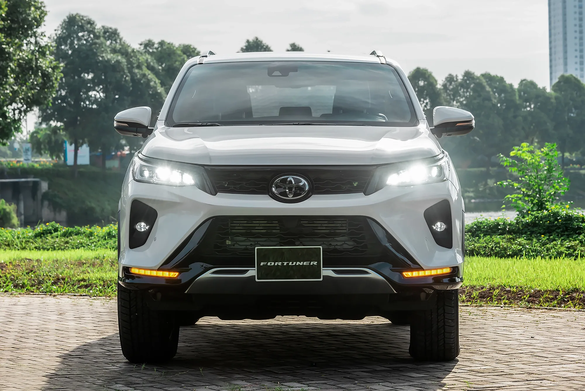 Giá xe Toyota Fortuner 2026: Bảng giá niêm yết, lăn bánh và thông số mới nhất
