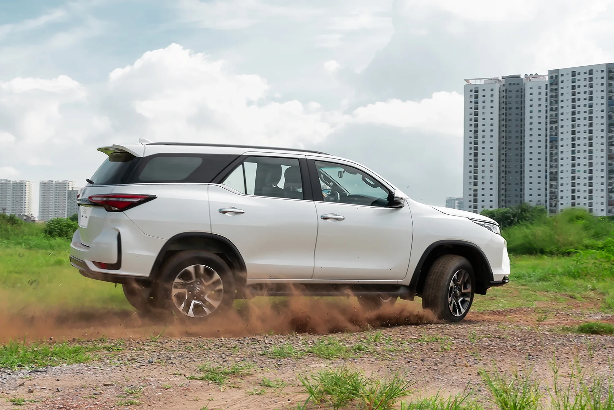 Giá xe Toyota Fortuner 2026: Bảng giá niêm yết, lăn bánh và thông số mới nhất