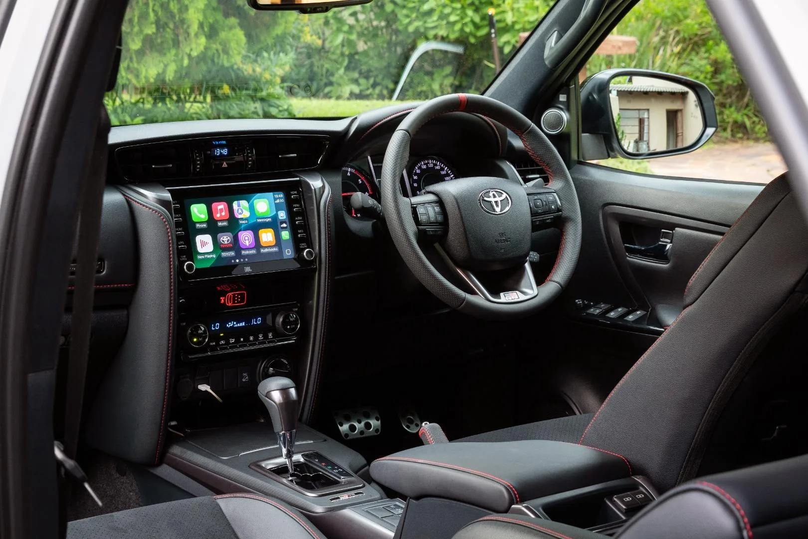 Giá xe Toyota Fortuner 2026: Bảng giá niêm yết, lăn bánh và thông số mới nhất