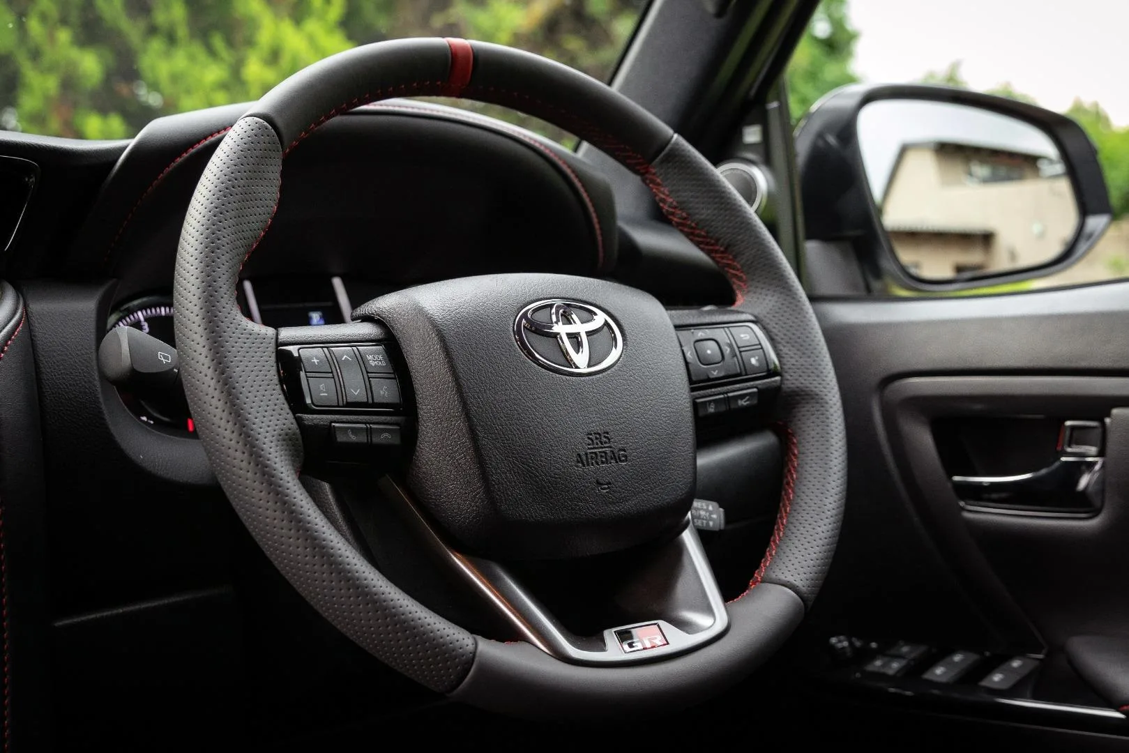 Giá xe Toyota Fortuner 2026: Bảng giá niêm yết, lăn bánh và thông số mới nhất