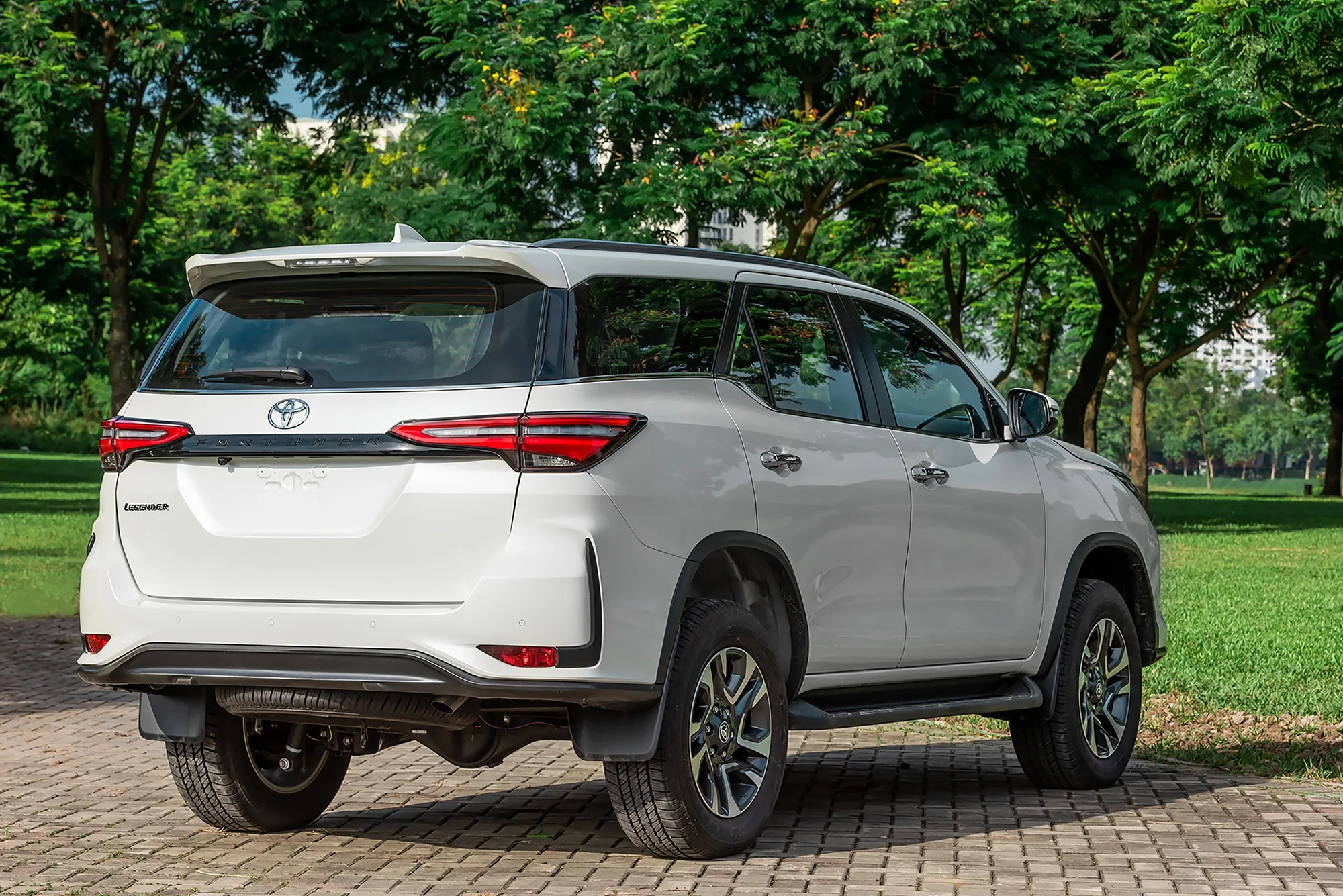 Giá xe Toyota Fortuner 2026: Bảng giá niêm yết, lăn bánh và thông số mới nhất