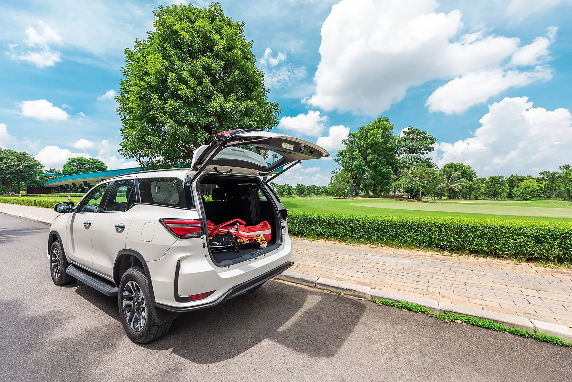 Giá xe Toyota Fortuner 2026: Bảng giá niêm yết, lăn bánh và thông số mới nhất