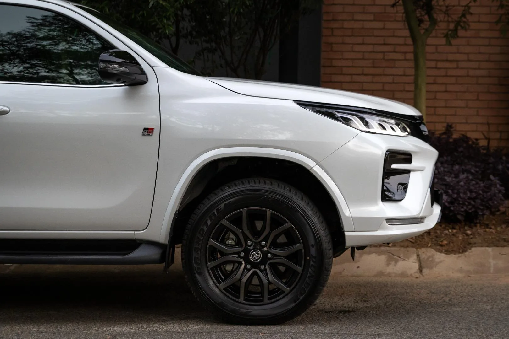 Giá xe Toyota Fortuner 2026: Bảng giá niêm yết, lăn bánh và thông số mới nhất