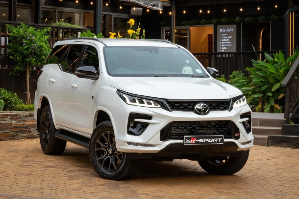 Giá xe Toyota Fortuner 2026: Bảng giá niêm yết, lăn bánh và thông số mới nhất