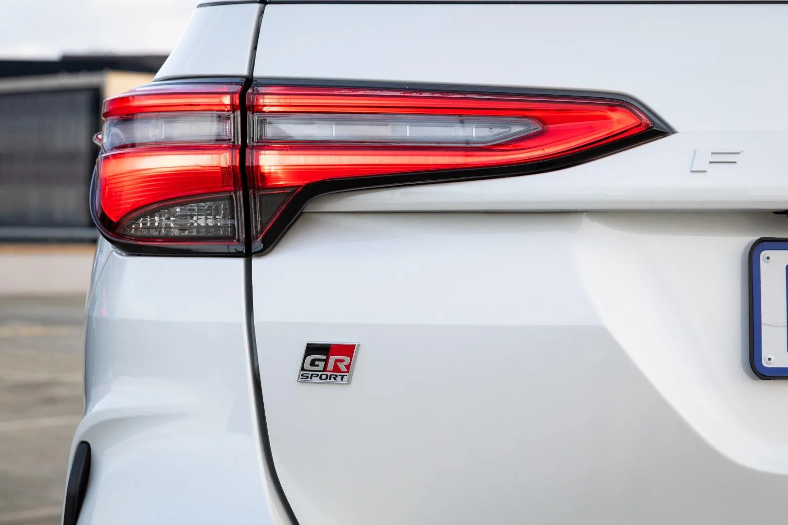 Giá xe Toyota Fortuner 2026: Bảng giá niêm yết, lăn bánh và thông số mới nhất