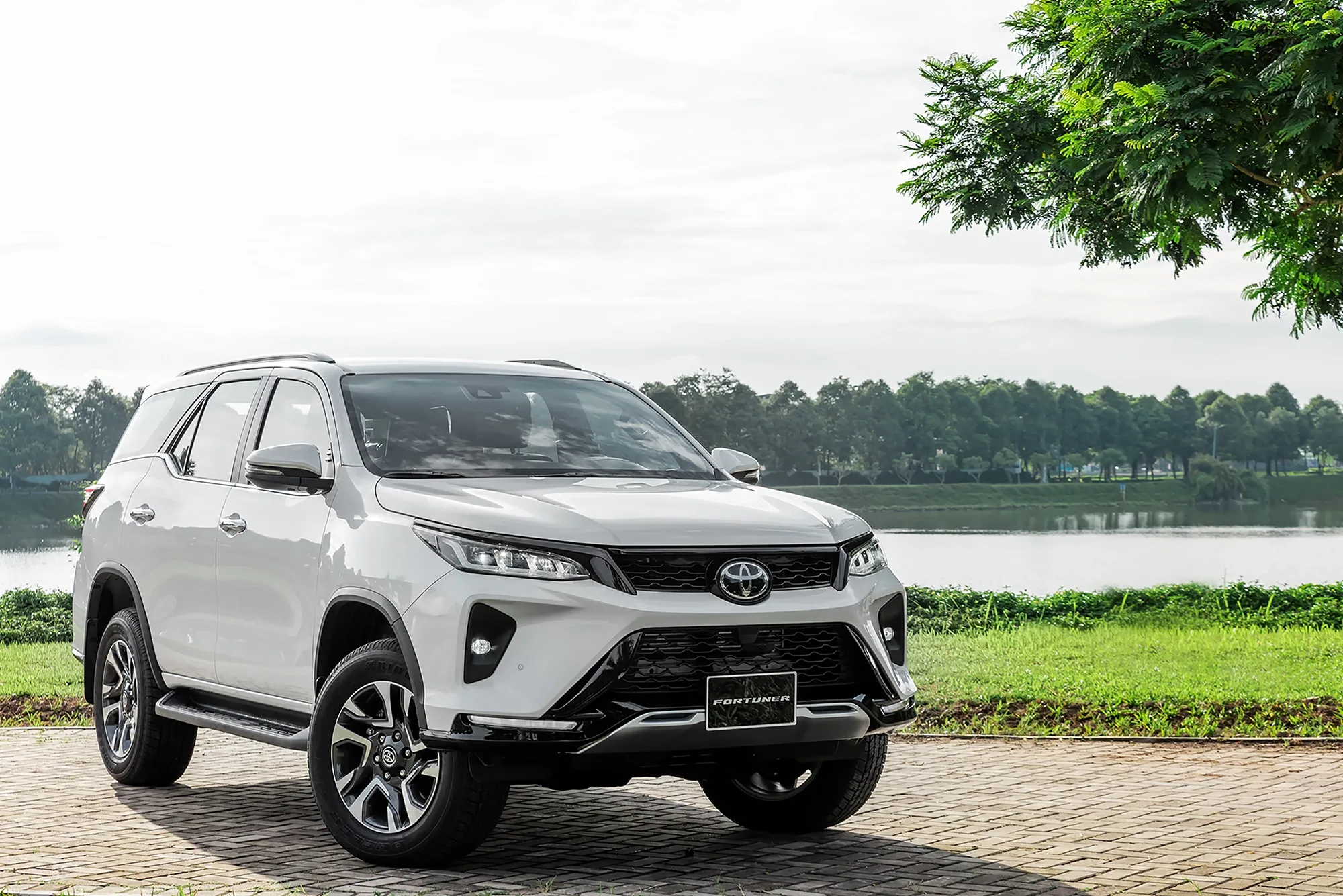 Giá xe Toyota Fortuner 2026: Bảng giá niêm yết, lăn bánh và thông số mới nhất