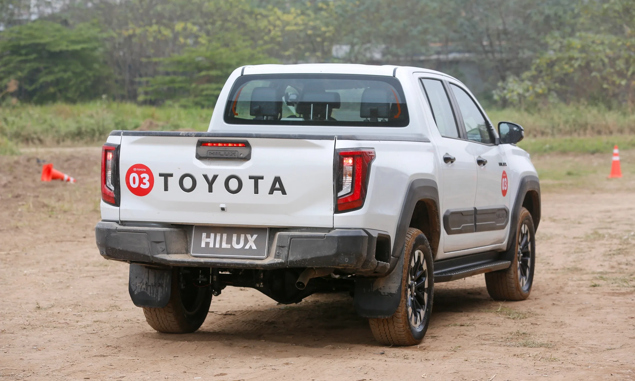 Giá xe Toyota Hilux 2026: Niêm yết, Lăn bánh & Ưu đãi mới nhất