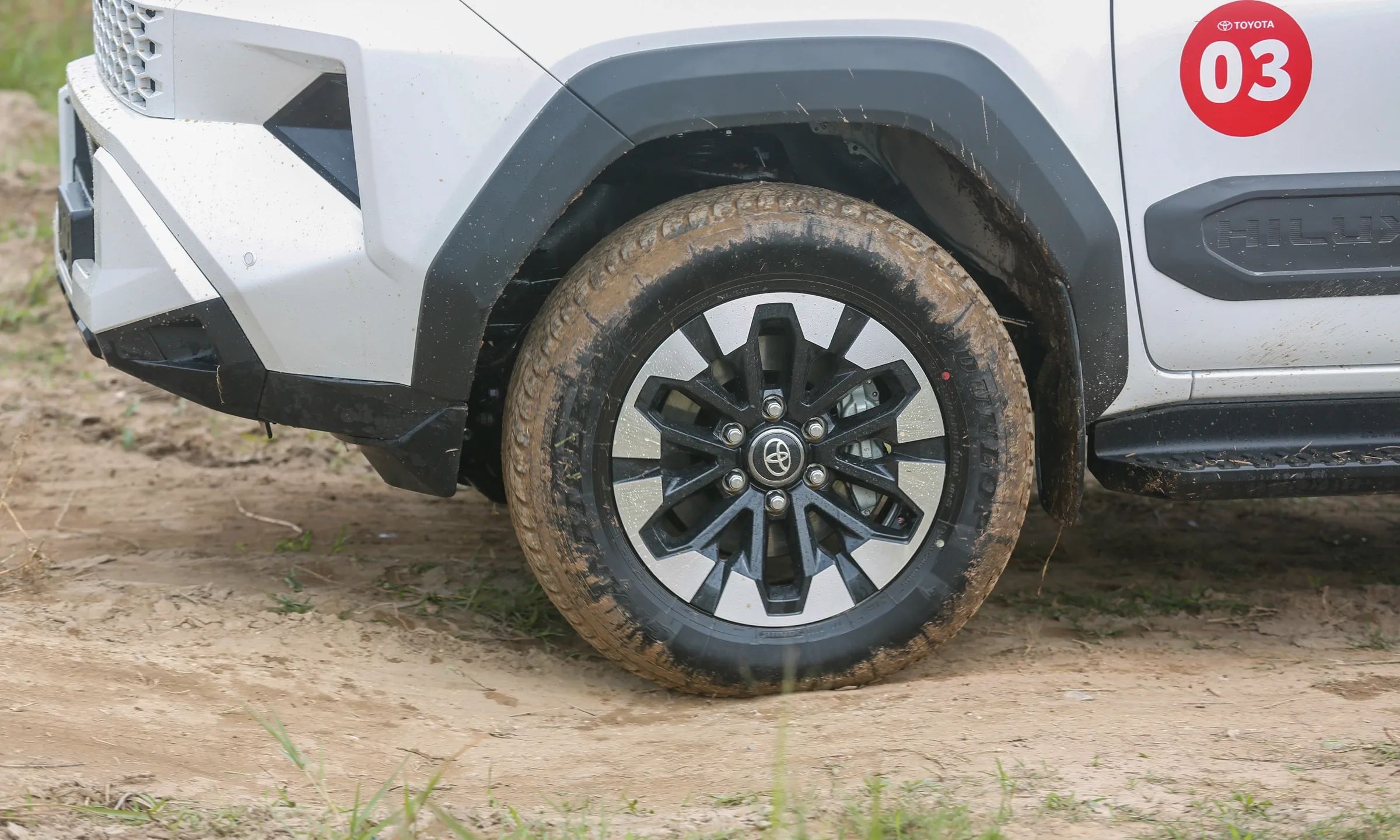 Giá xe Toyota Hilux 2026: Niêm yết, Lăn bánh & Ưu đãi mới nhất