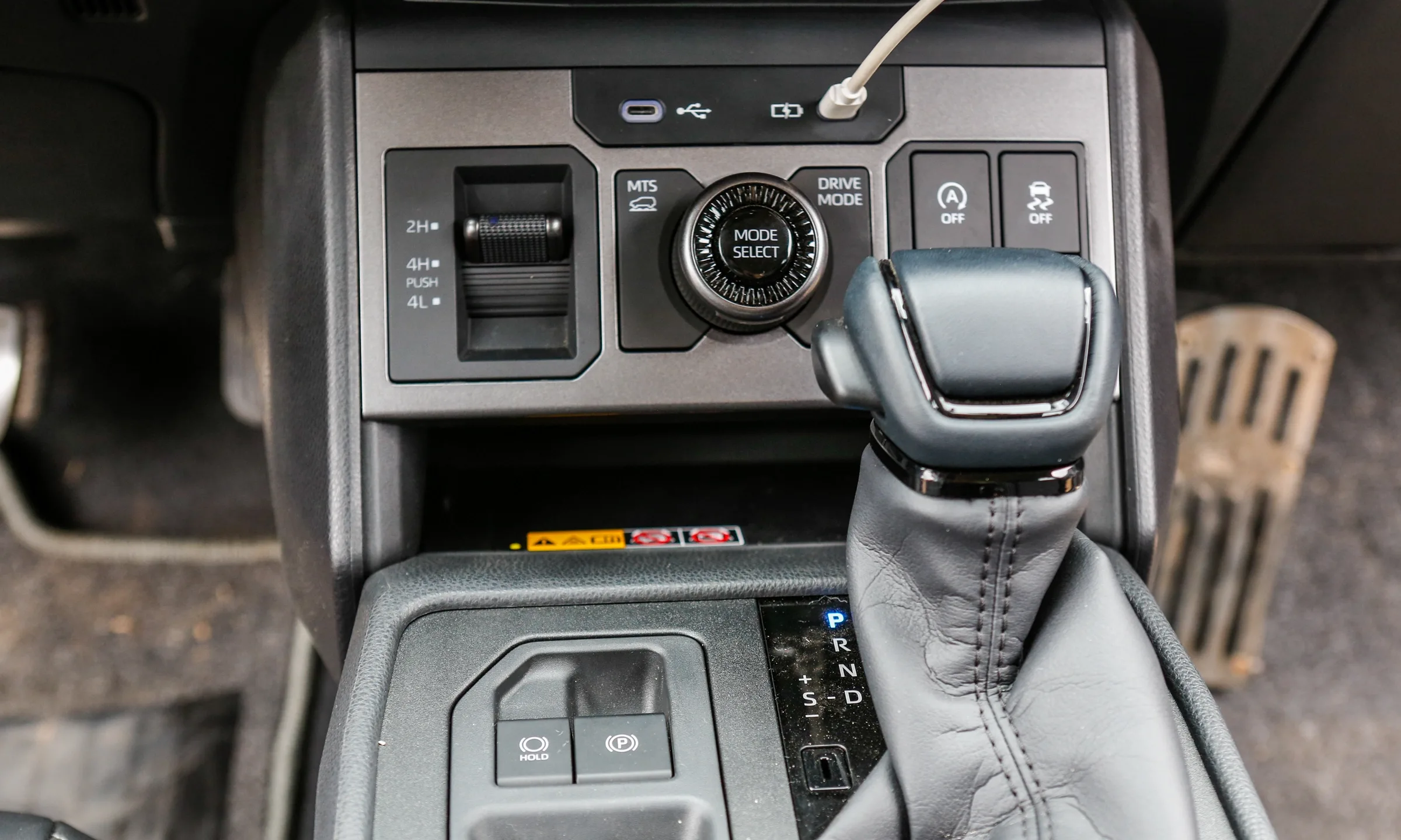 Giá xe Toyota Hilux 2026: Niêm yết, Lăn bánh & Ưu đãi mới nhất