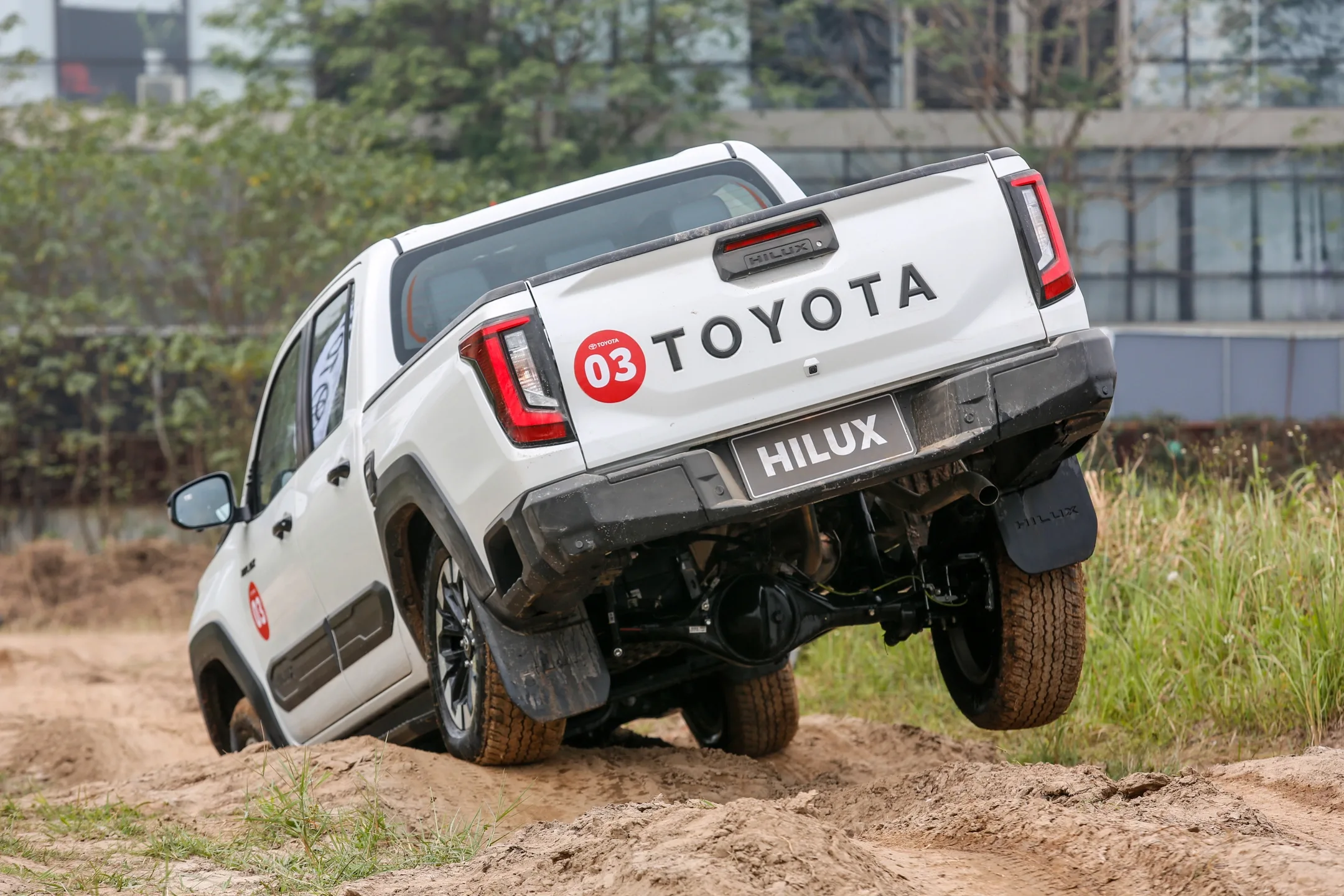 Giá xe Toyota Hilux 2026: Niêm yết, Lăn bánh & Ưu đãi mới nhất