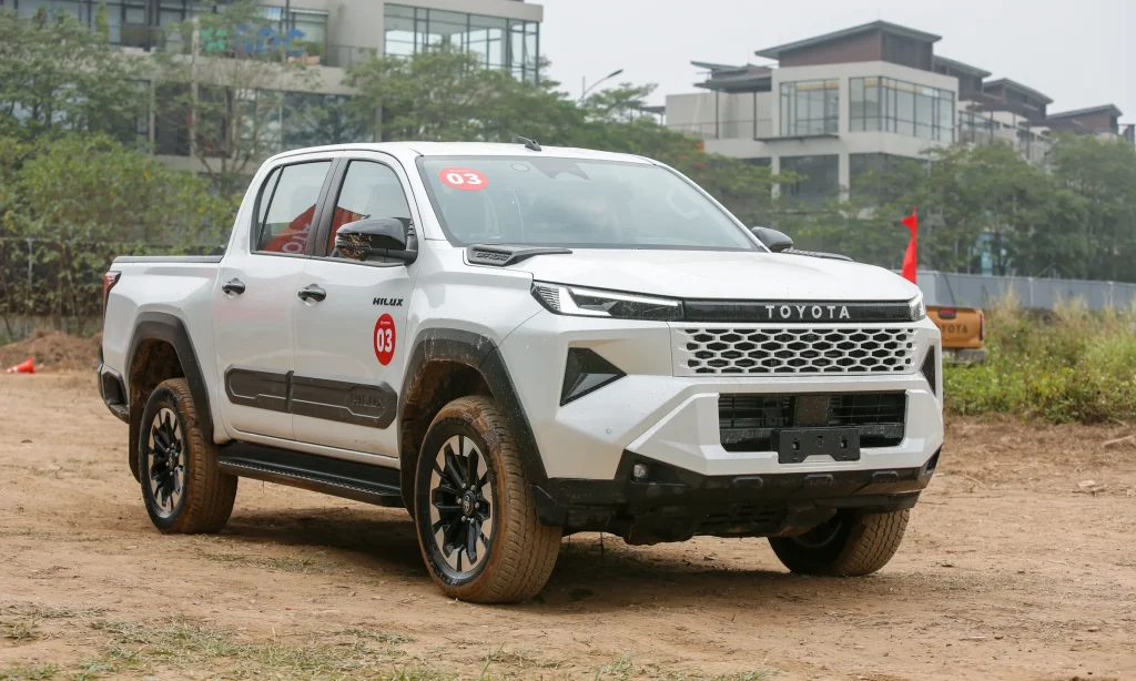 Giá xe Toyota Hilux 2026: Niêm yết, Lăn bánh & Ưu đãi mới nhất