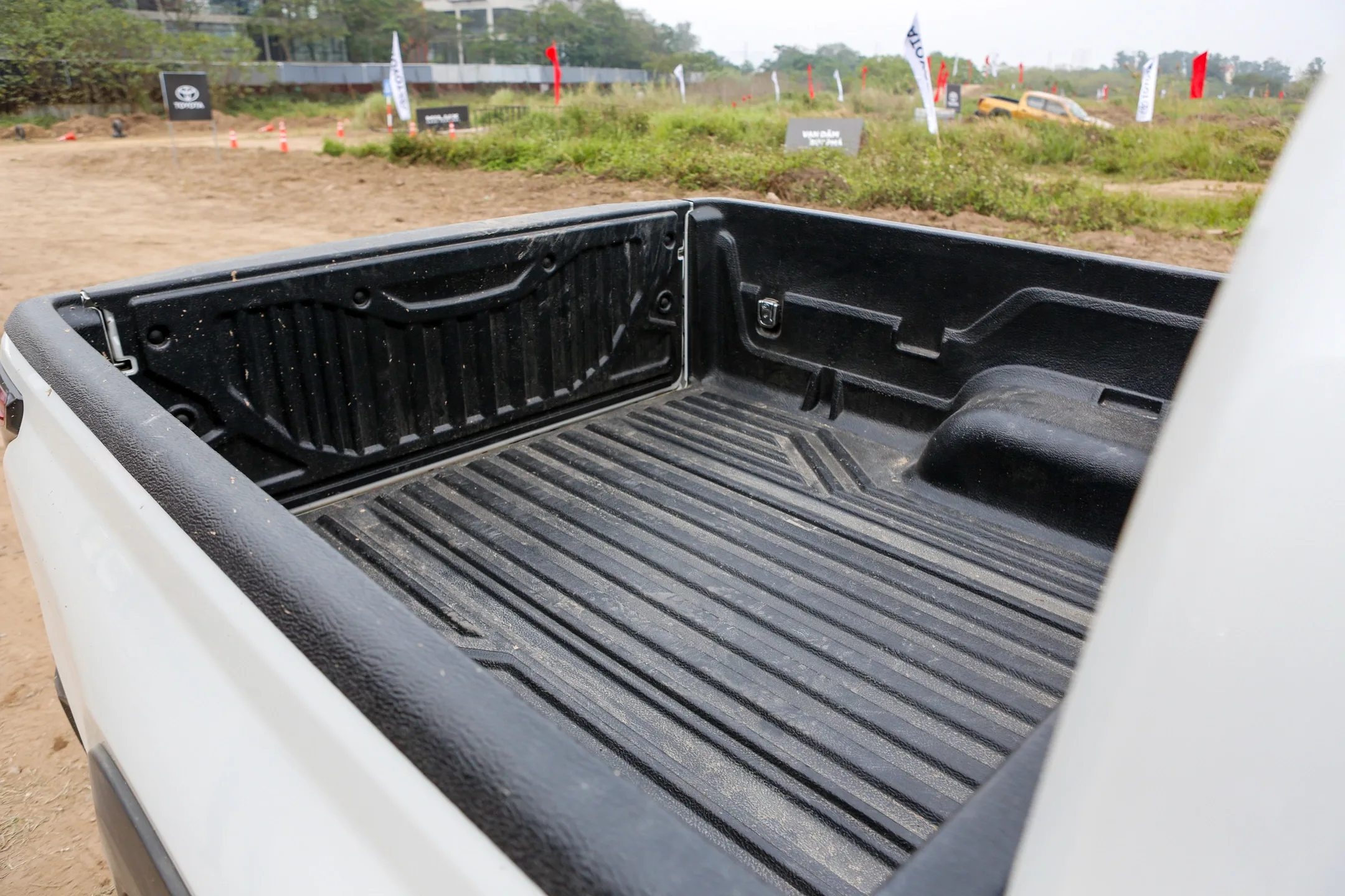 Giá xe Toyota Hilux 2026: Niêm yết, Lăn bánh & Ưu đãi mới nhất