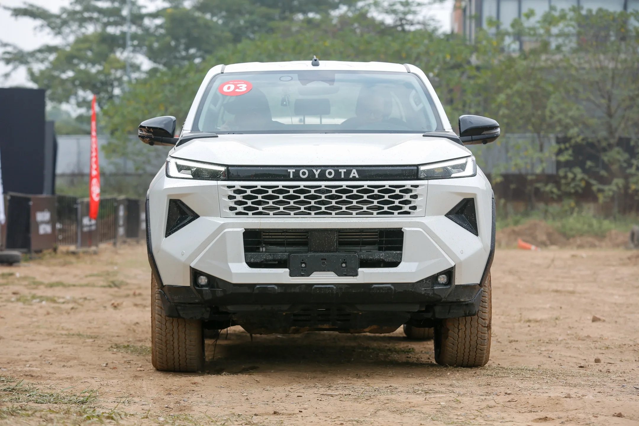 Giá xe Toyota Hilux 2026: Niêm yết, Lăn bánh & Ưu đãi mới nhất