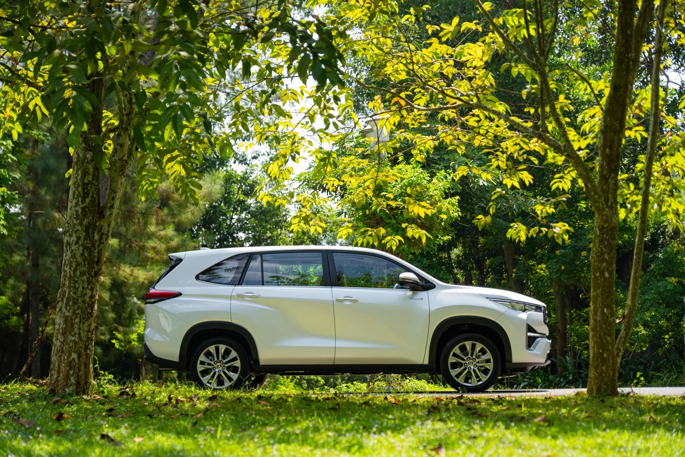 Giá xe Toyota Innova Cross 2026: Bảng giá niêm yết, lăn bánh và thông số mới nhất