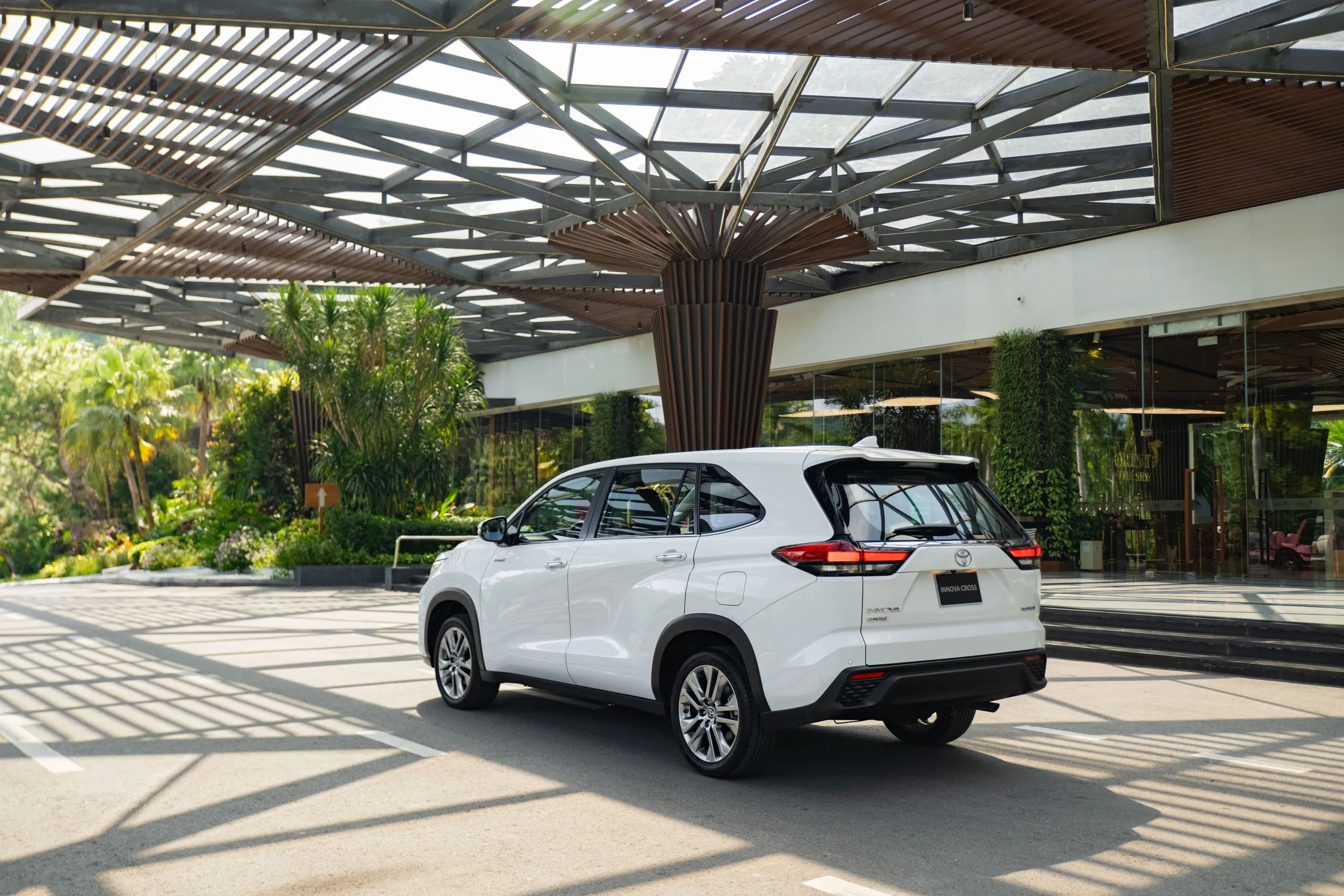 Giá xe Toyota Innova Cross 2026: Bảng giá niêm yết, lăn bánh và thông số mới nhất