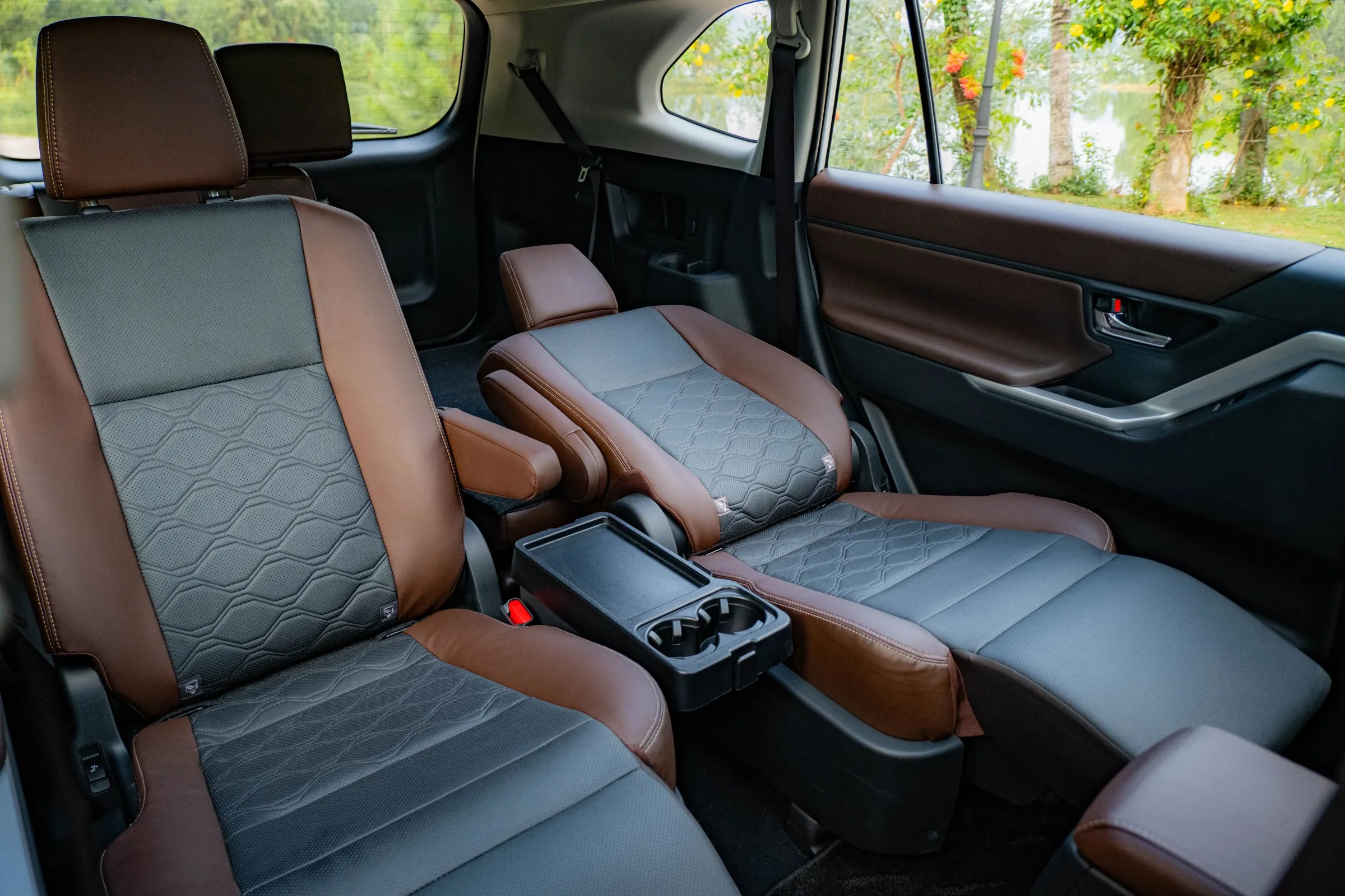 Giá xe Toyota Innova Cross 2026: Bảng giá niêm yết, lăn bánh và thông số mới nhất