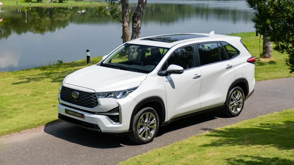 Giá xe Toyota Innova Cross 2026: Bảng giá niêm yết, lăn bánh và thông số mới nhất