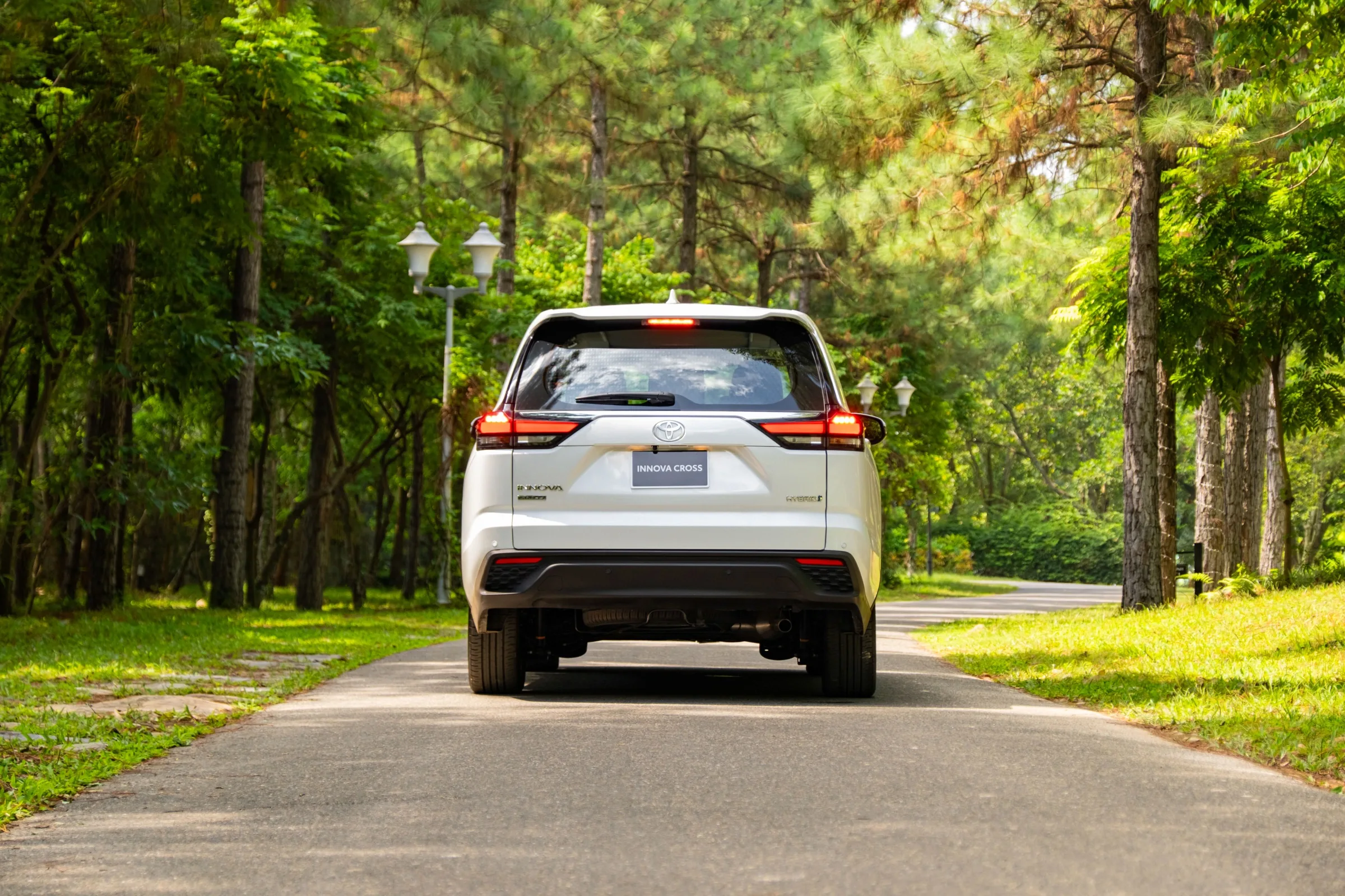 Giá xe Toyota Innova Cross 2026: Bảng giá niêm yết, lăn bánh và thông số mới nhất