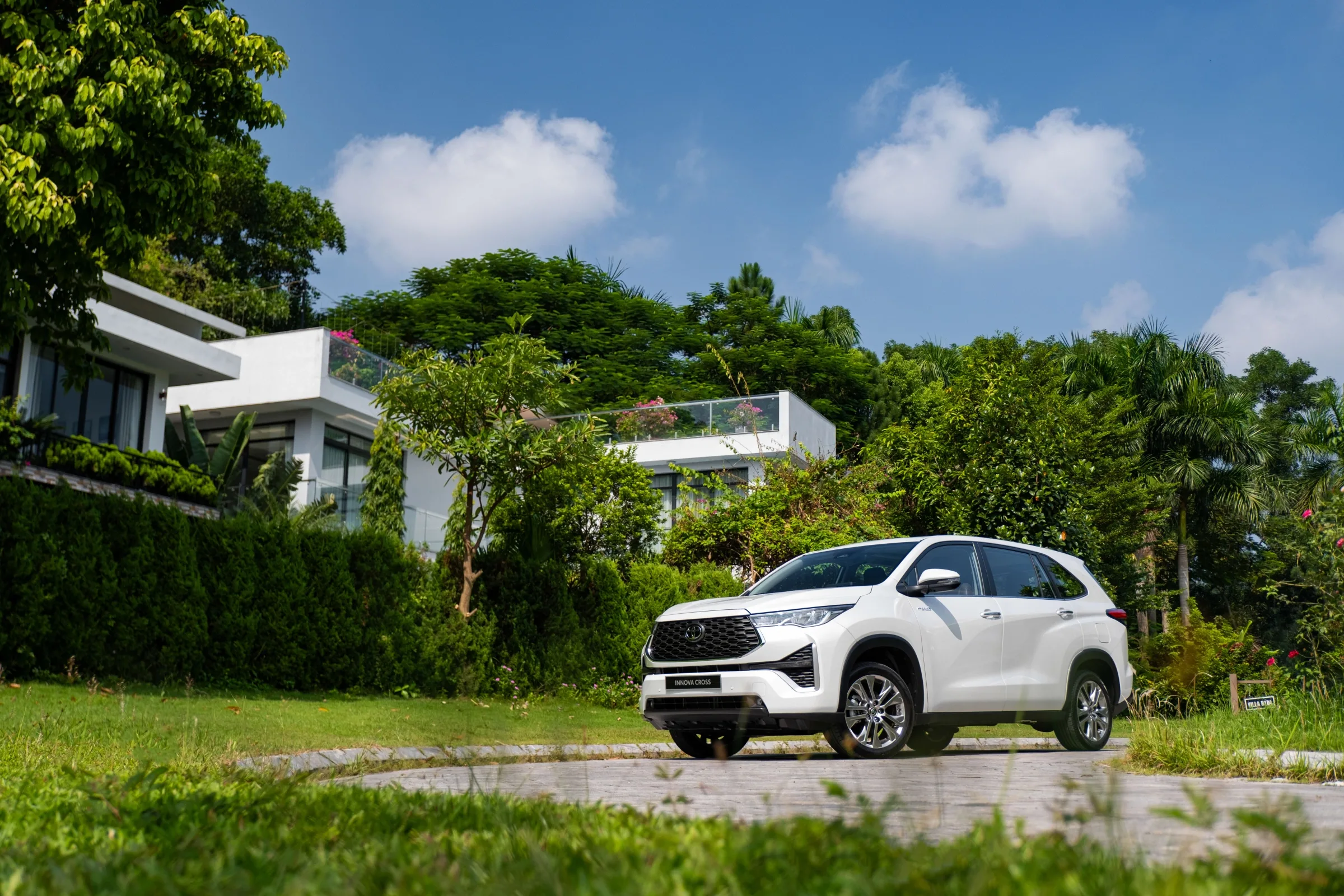 Giá xe Toyota Innova Cross 2026: Bảng giá niêm yết, lăn bánh và thông số mới nhất