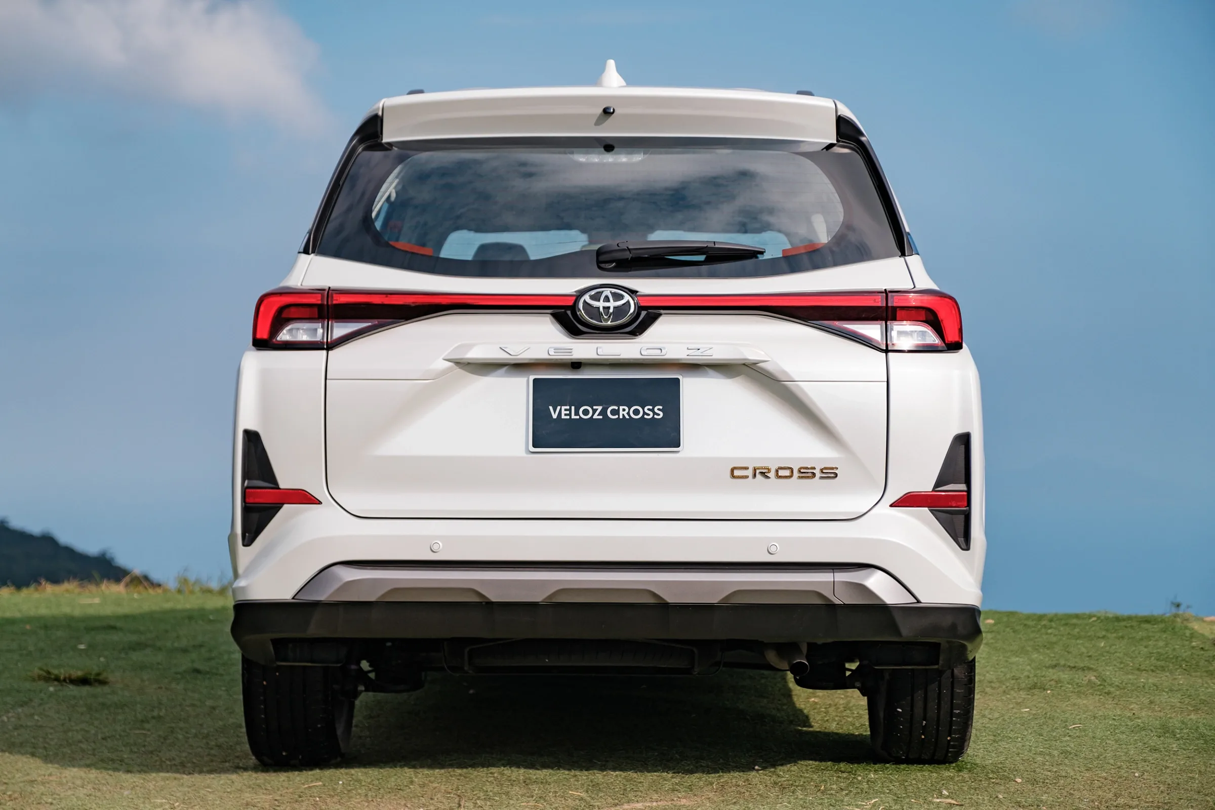 Giá xe Toyota Veloz Cross 2026: Bảng giá niêm yết, lăn bánh và ưu đãi mới nhất