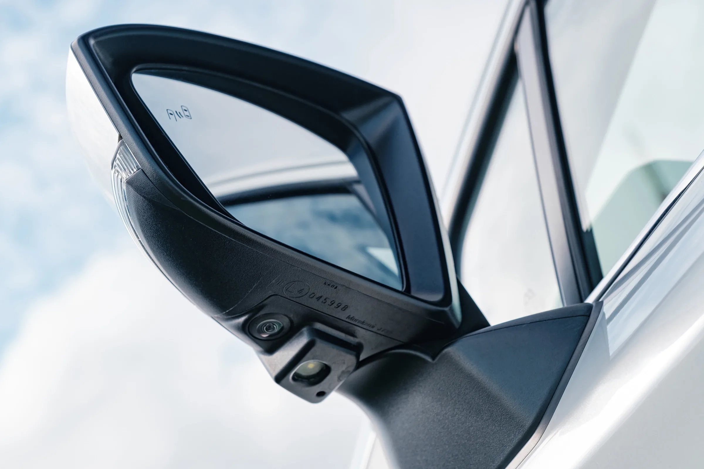 Giá xe Toyota Veloz Cross 2026: Bảng giá niêm yết, lăn bánh và ưu đãi mới nhất