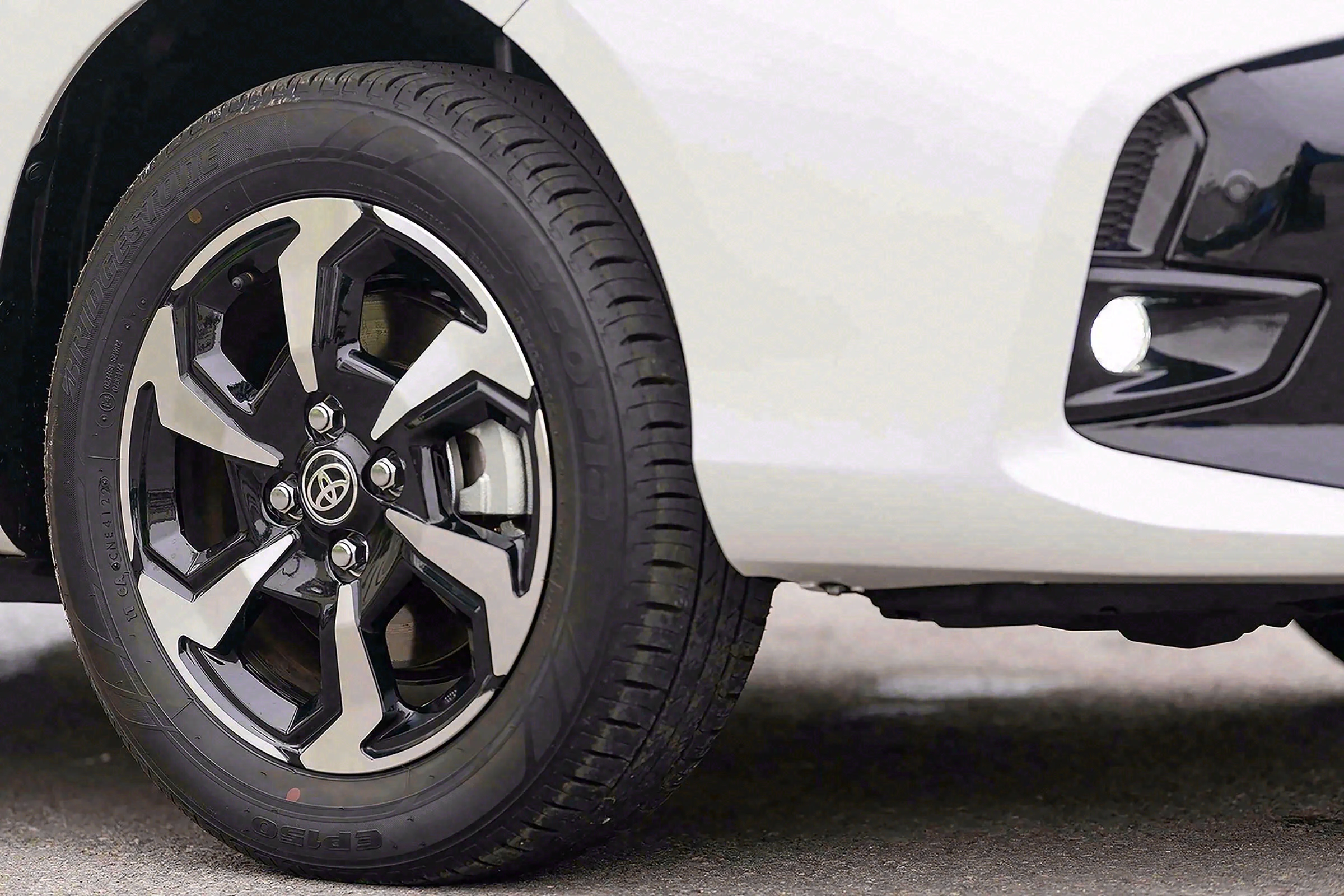 Giá xe Toyota Vios 2026: Niêm yết, Lăn bánh & Ưu đãi mới nhất