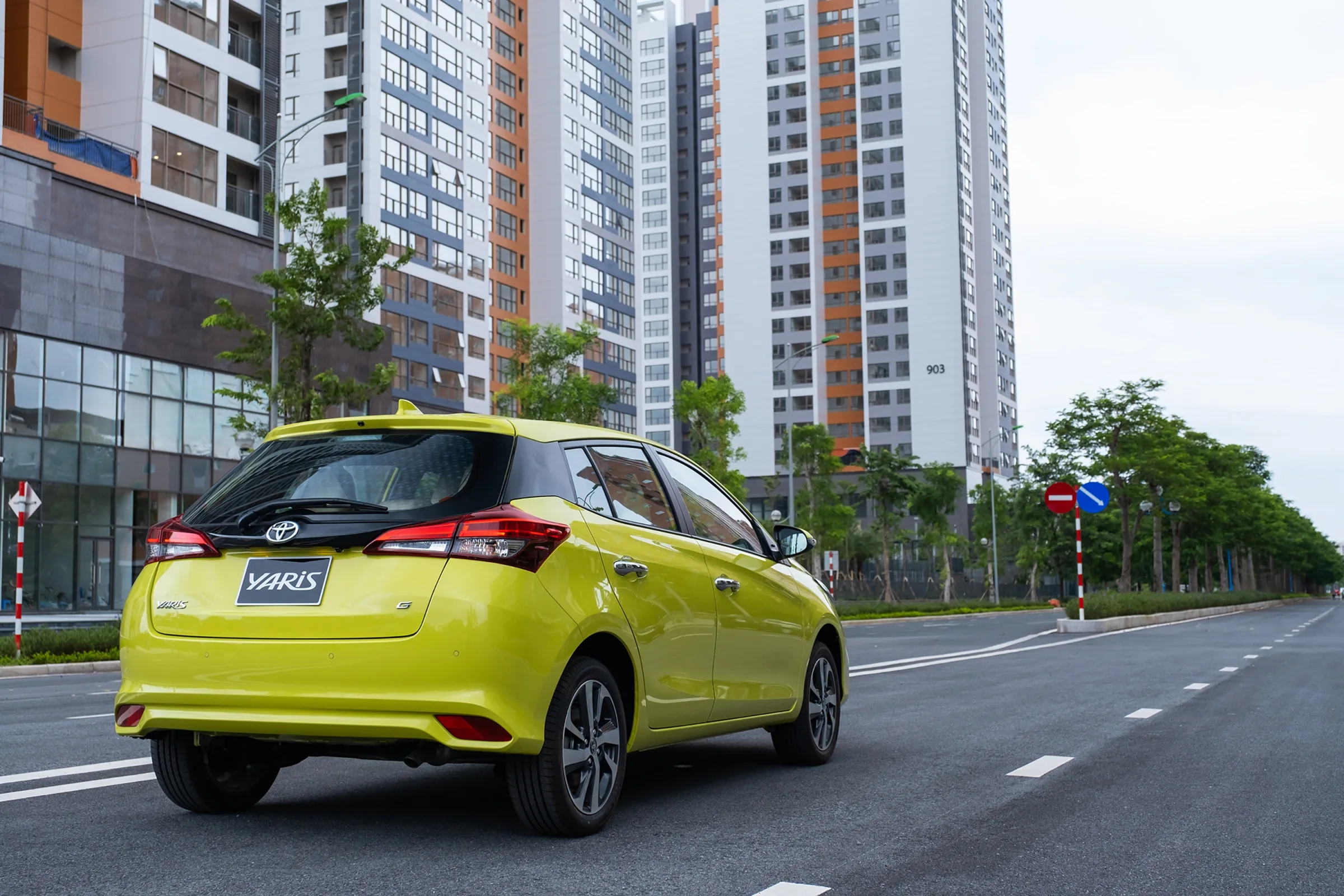 Giá xe Toyota Yaris 2026: Trạng thái phân phối, giá tham khảo và lựa chọn thay thế Yaris Cross