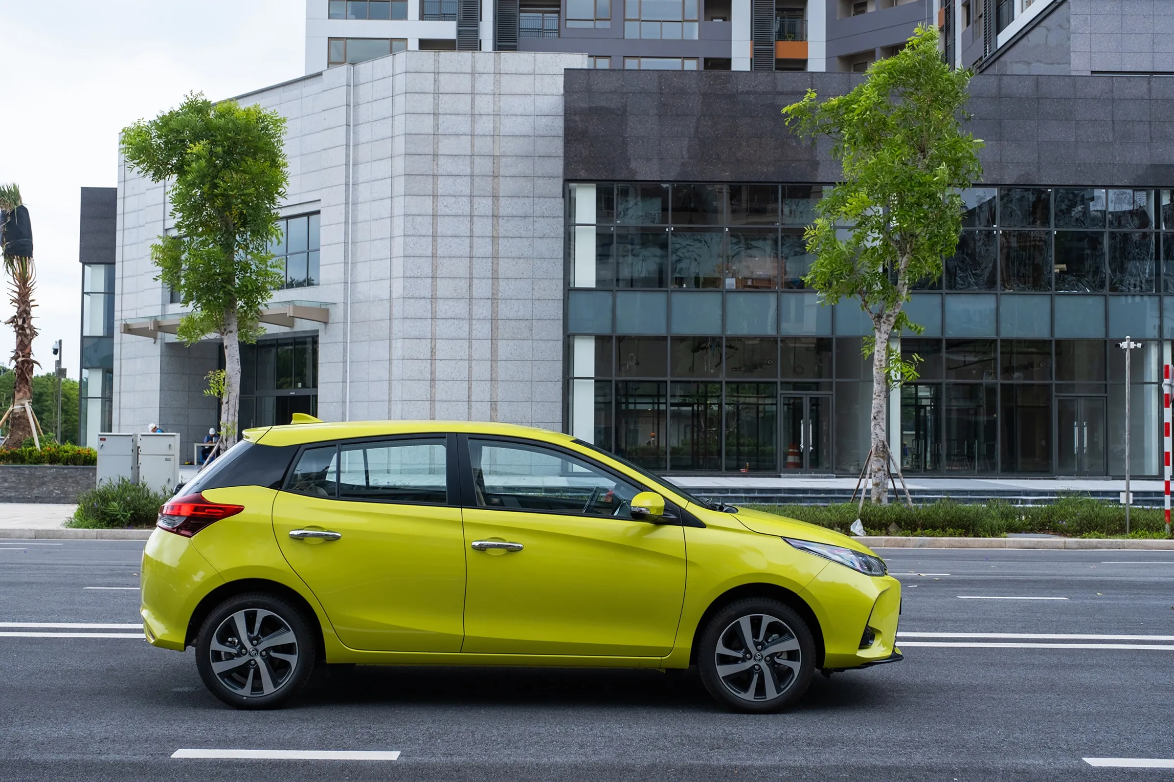 Giá xe Toyota Yaris 2026: Trạng thái phân phối, giá tham khảo và lựa chọn thay thế Yaris Cross