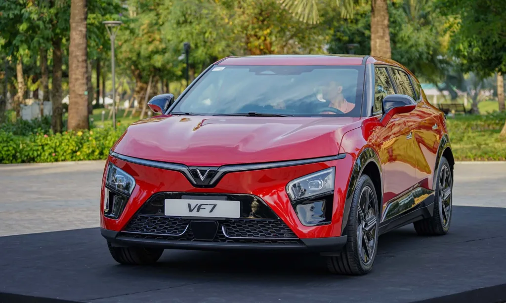 Giá xe VinFast VF 7 mới nhất 31/05/2026