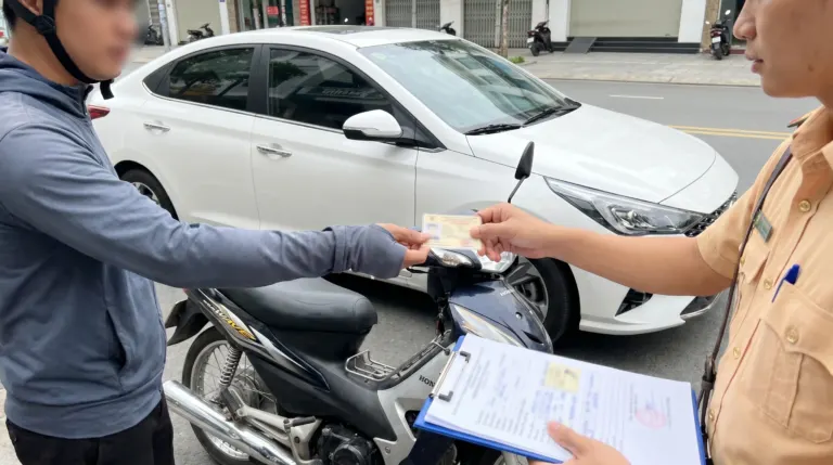 Bằng ô tô có lái được xe máy không?