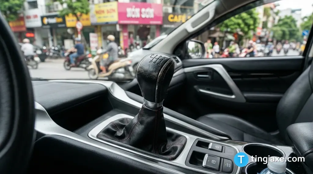 Hộp số sàn xe ô tô con được điều khiển bởi người có bằng B2 hoặc bằng B1 số sàn cũ.