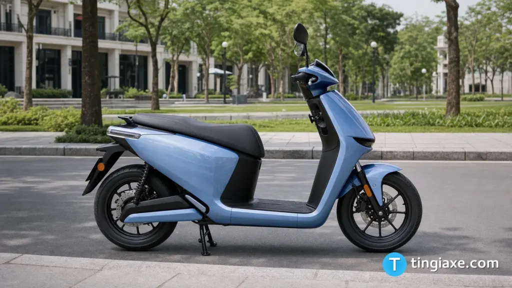 Xe máy điện Honda UC3 màu xanh ngọc trai đỗ bên đường phố đô thị