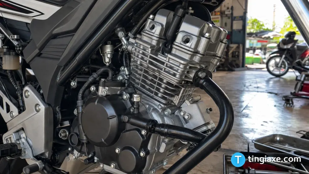 Cận cảnh khối động cơ côn tay DOHC 150cc mạnh mẽ của xe máy Suzuki Raider R150.