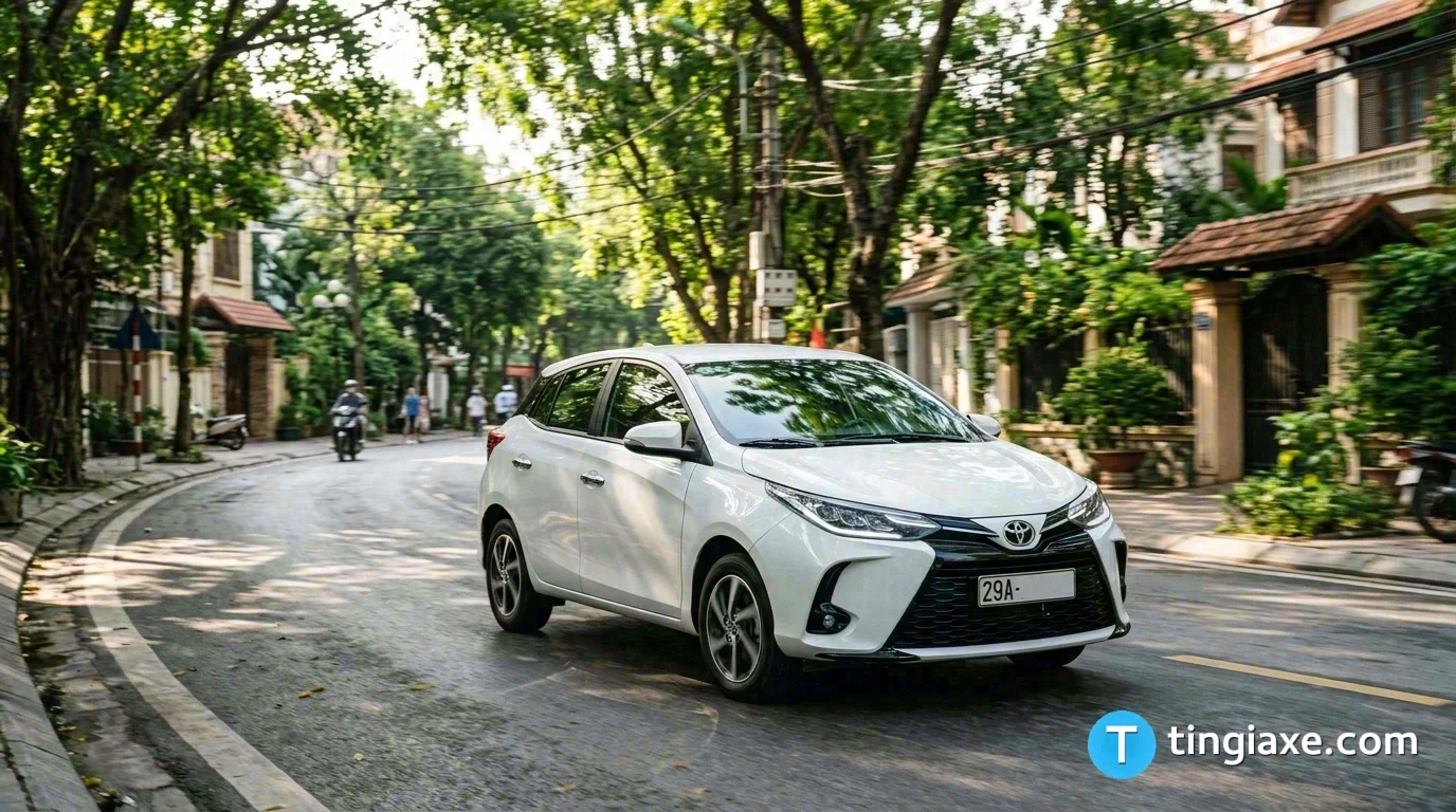 Xe Toyota Yaris hatchback cũ đời 2021 nhập khẩu Thái Lan vận hành trên đường phố