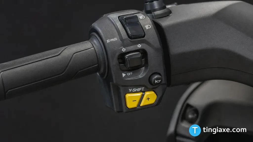 Chi tiết cùm công tắc và lẫy bấm công nghệ Y-Shift của xe Yamaha NMAX 155 Tech Max.