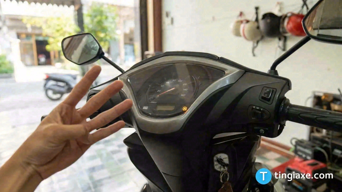 Người dùng đếm số lần nháy đèn FI để đọc mã lỗi trên xe máy Honda.