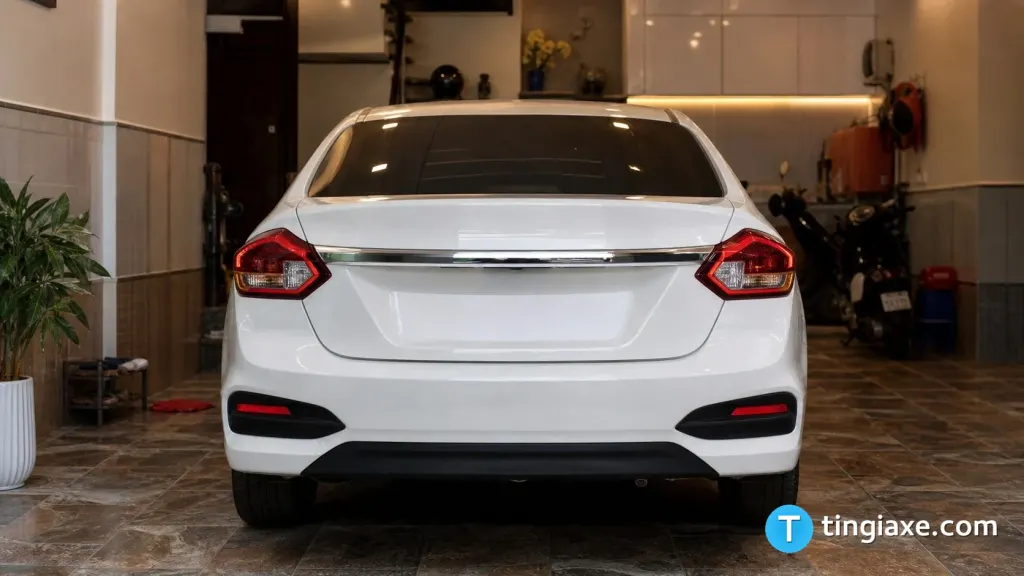 Cụm đèn hậu hình bát giác đặc trưng của xe ô tô Honda Civic đời 2009 màu trắng tại Việt Nam.