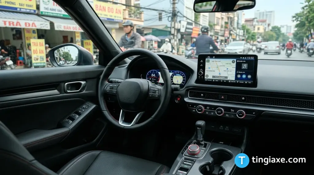 Khoang nội thất xe ô tô Honda Civic đời mới với màn hình trung tâm có nút bấm vật lý và chỉ khâu vô-lăng màu đỏ.