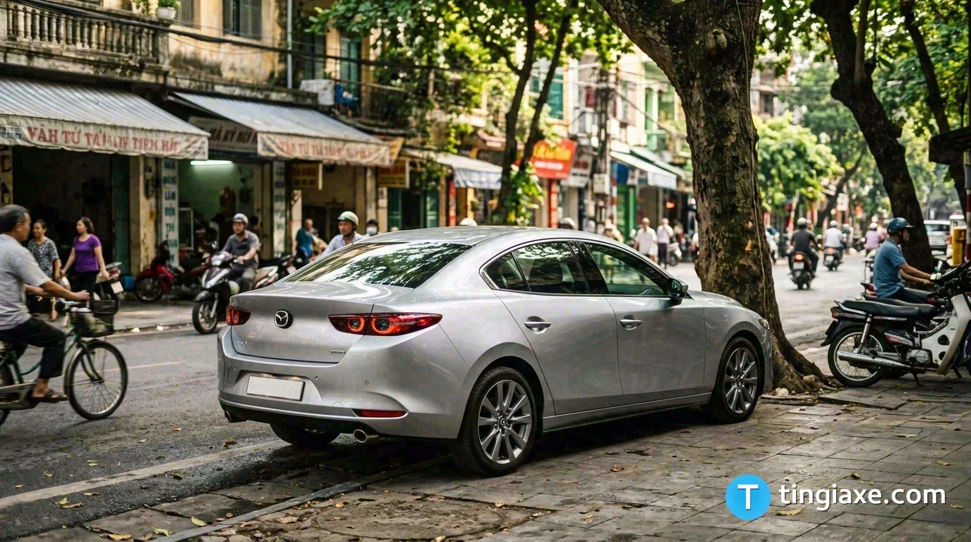 Mẫu xe cũ Mazda 3 đời 2019 đỗ trên đường phố Việt Nam