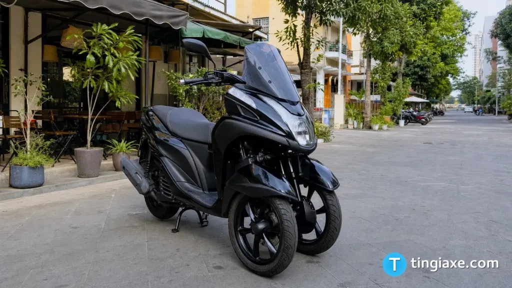Mẫu xe Yamaha Tricity 155 bánh kép phía trước đỗ trên hè phố Việt Nam.